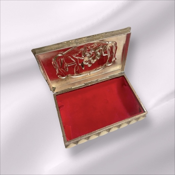 Vintage Footed Colonial Trinket Box Interior with Red Lining Made in Japan - Picture 7 of 10